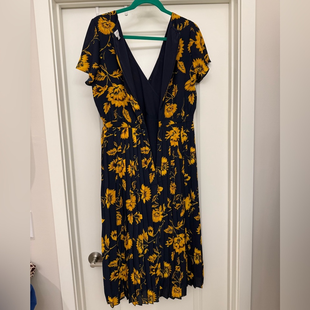 NWOT navy floral pleated dress - Picture 7 of 11